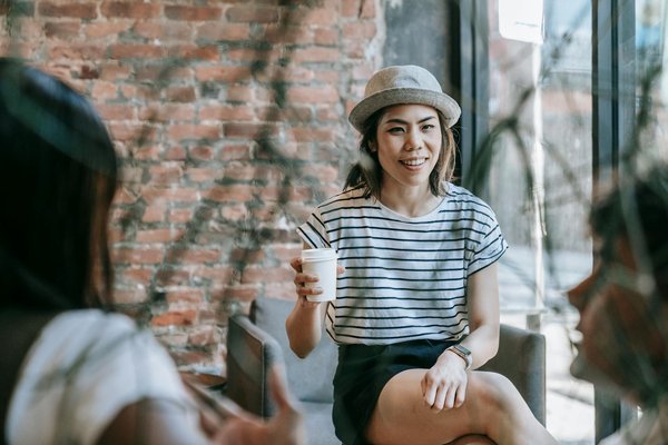 La transformation numérique du secteur de la beauté haut de gamme : Plongée dans l'essor de l'e-commerce et ses enjeux révolutionnaires.